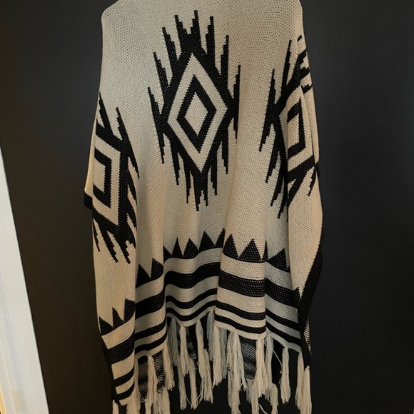 Cake and Roses OS poncho with fringe bottom - Picture 4 of 10